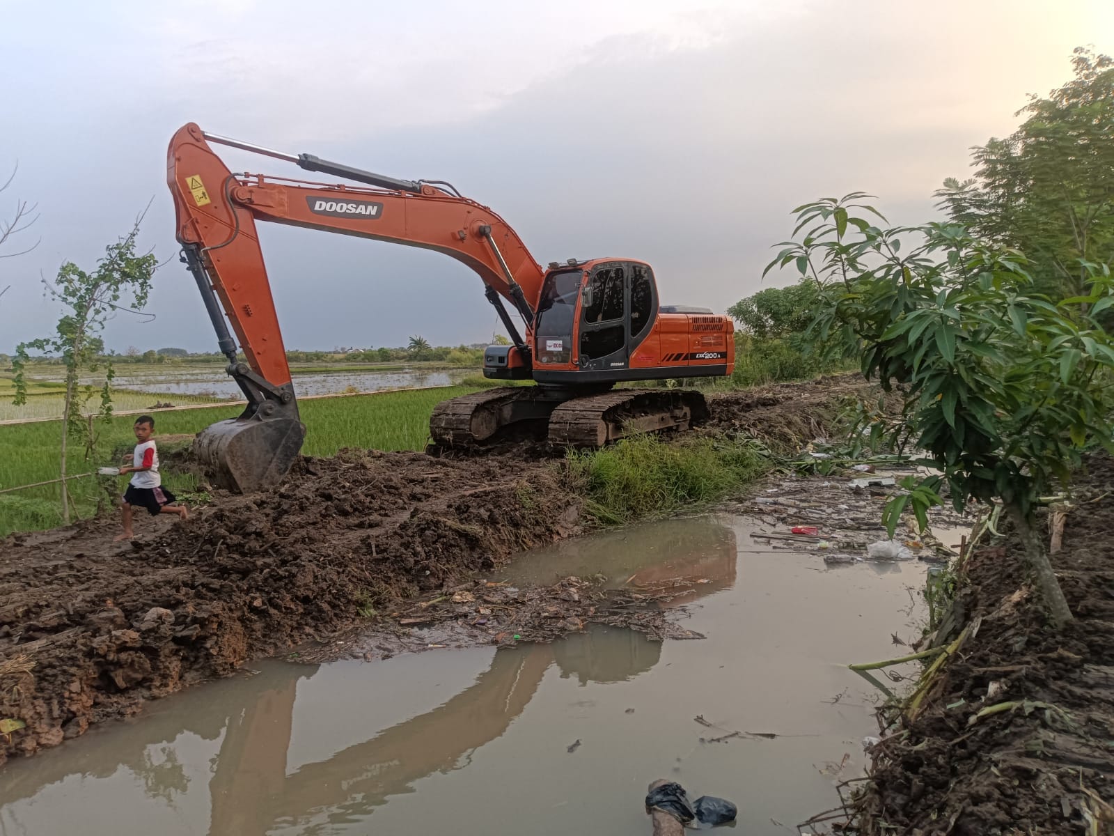 Pokja IWO Indonesia Desak Polisi Sikat Kontraktor Proyek Kalibutek yang Pakai BBM Subsidi