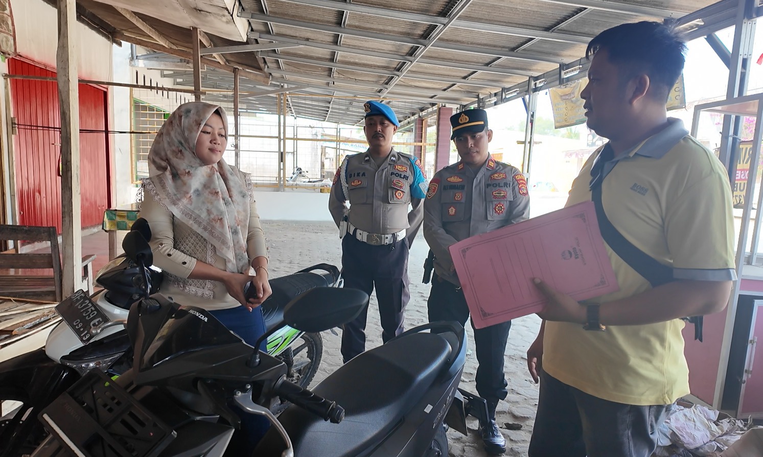 Raut Bahagia Ibu Penjual Buah, Polisi Antar Langsung Motor Curian ke Warung Korban